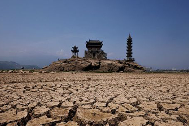 Hạn hán khiến hồ nước ngọt lớn nhất Trung Quốc khô cạn, hòn đảo 1.000 năm lộ ra hoàn toàn